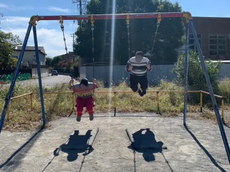 ブランコで遊ぶ様子