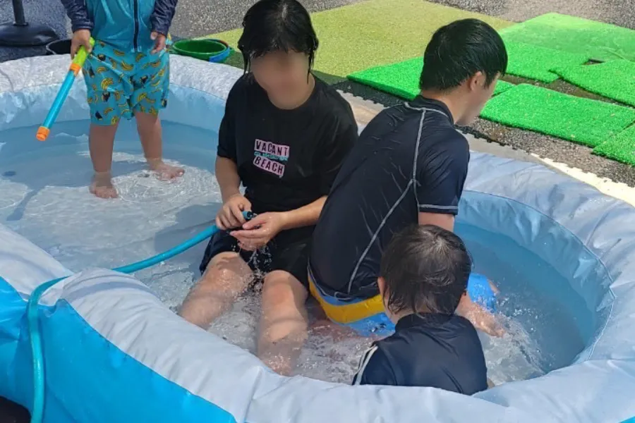 プールで遊ぶ様子