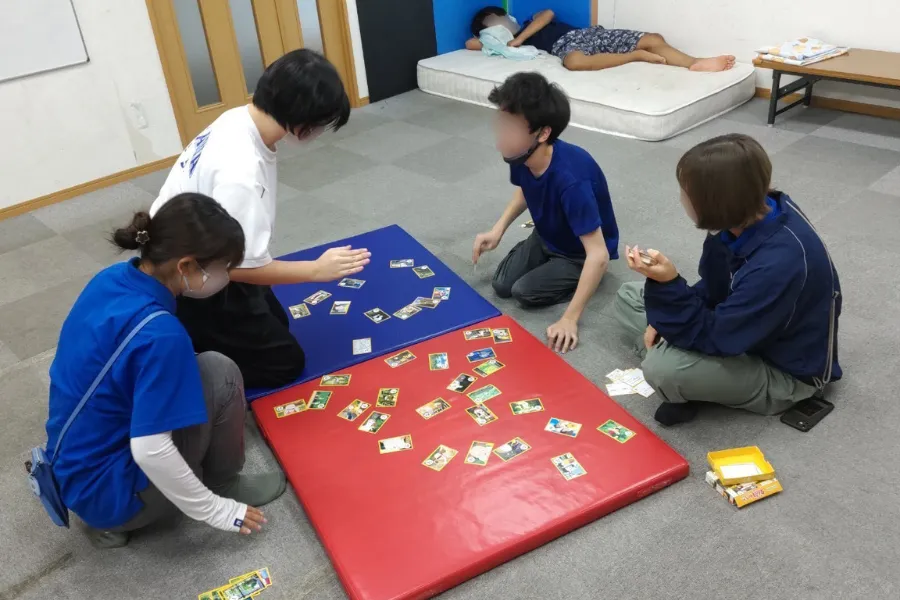 かるたで遊ぶ様子