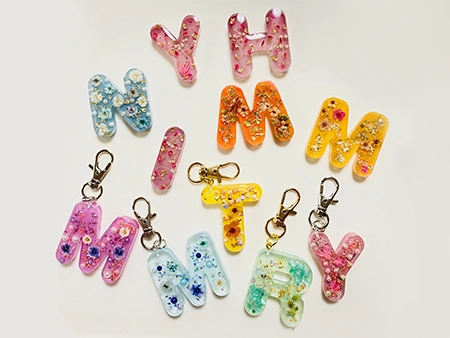 アルファベットの形をしたアクセサリー