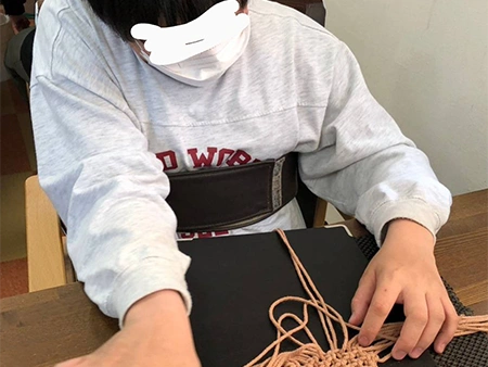 子供が編み物をしている様子