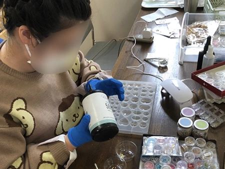 アクセサリーを作っている様子