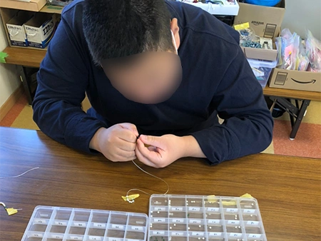 ブレスレットを作っている様子