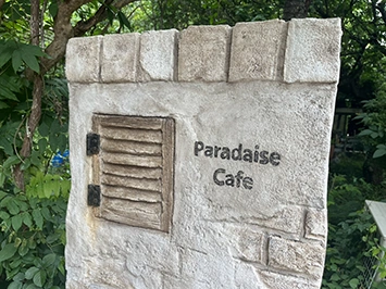 ぱらだいすかふぇの看板