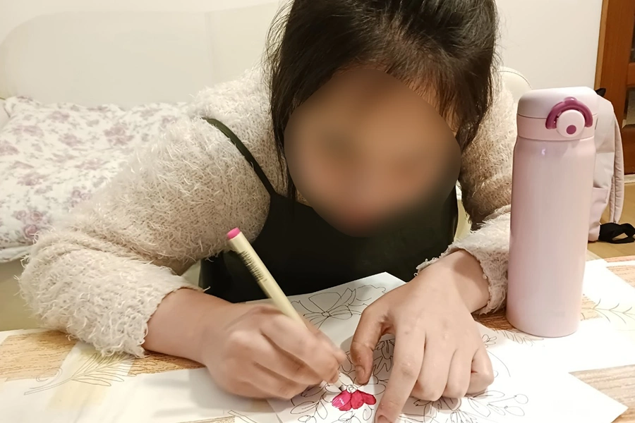 塗り絵をしている様子