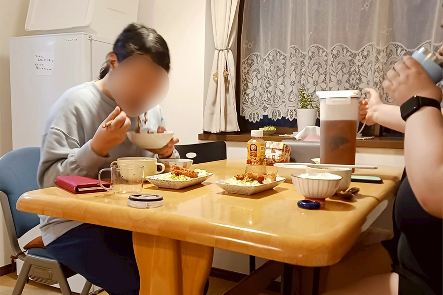 食事をしている様子