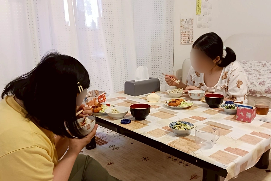 子供が食事をしている様子