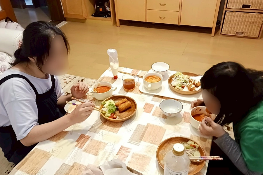 食事をしている様子