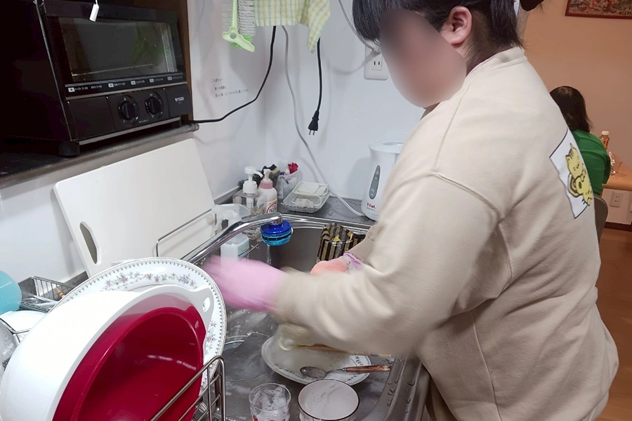 洗い物をしている様子