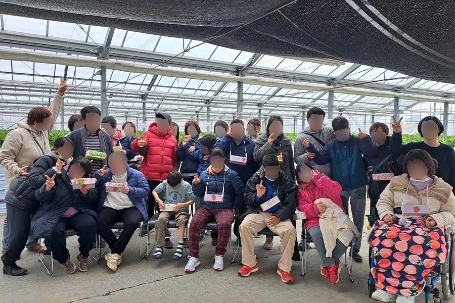 ハウス内で集合写真