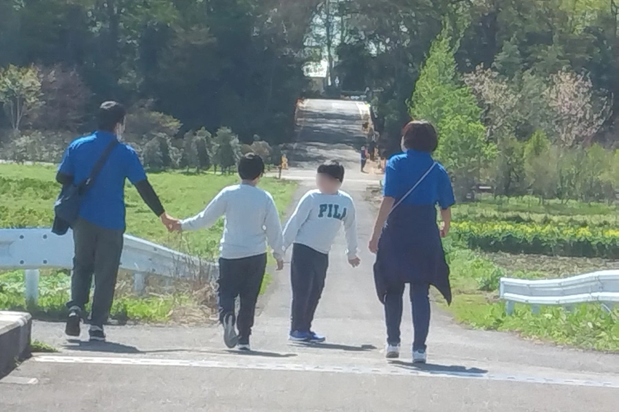 外を散歩する様子