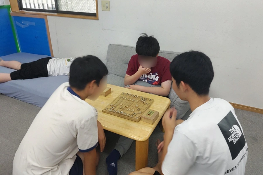 将棋をしている様子