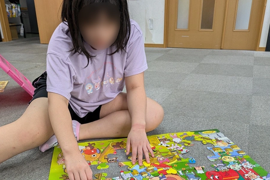 アンパンマンのジグソーパズルを解いている様子