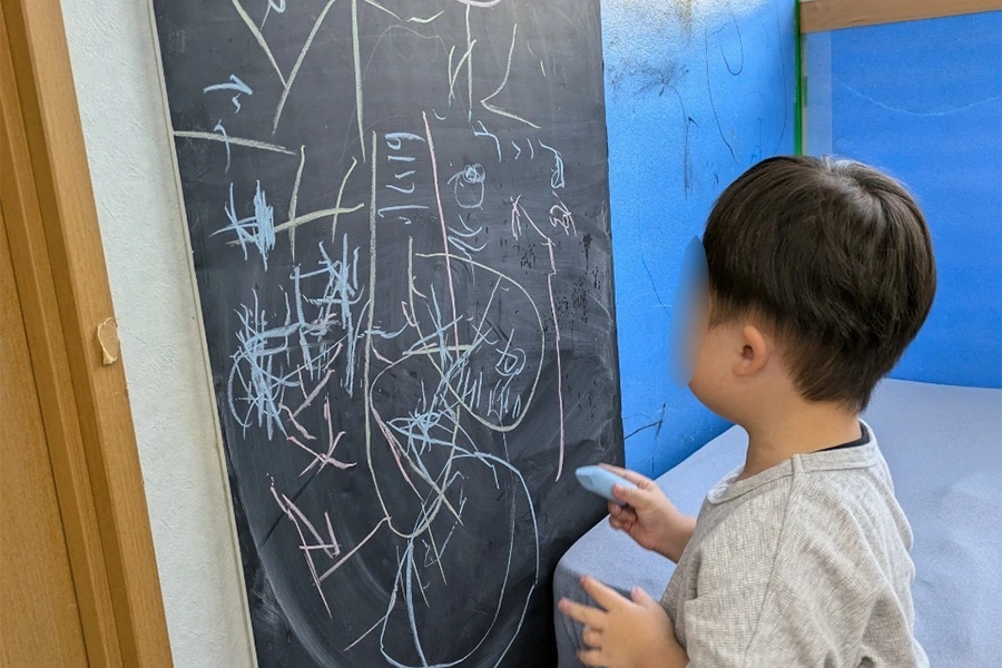 落書きしている子供の様子