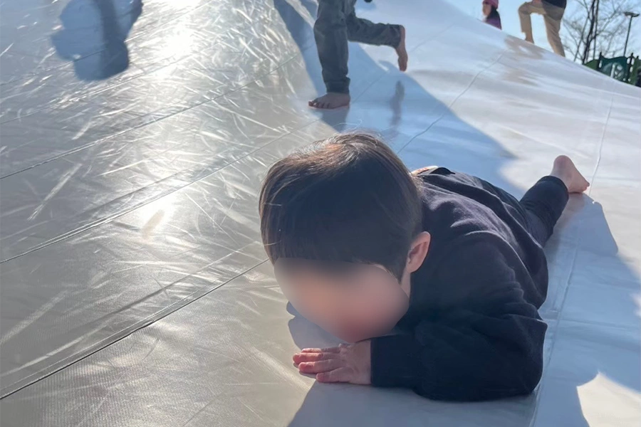 外で遊んでいる様子