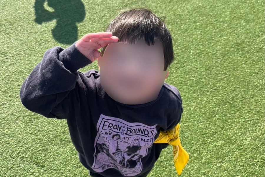 子供が敬礼している写真