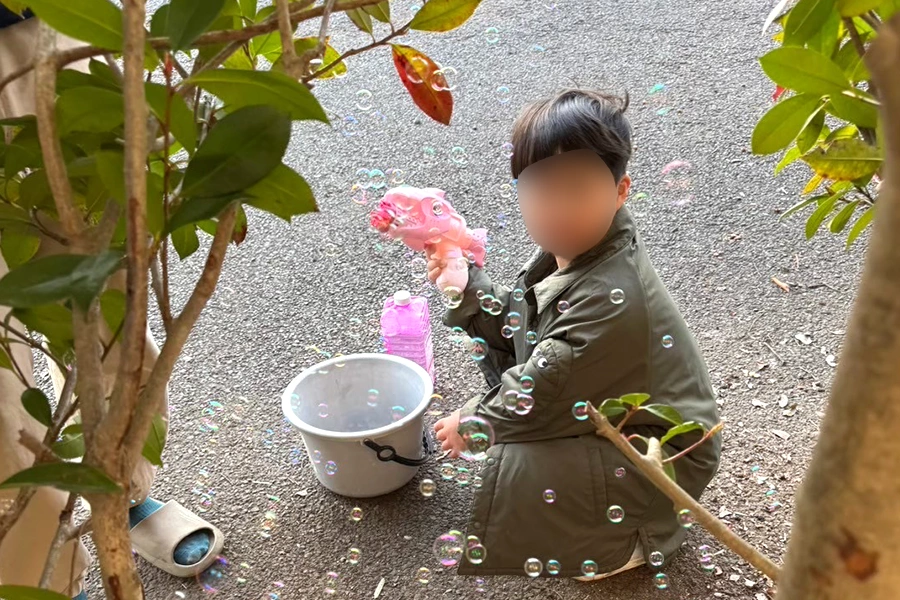 子供がシャボン玉で遊んでいる様子