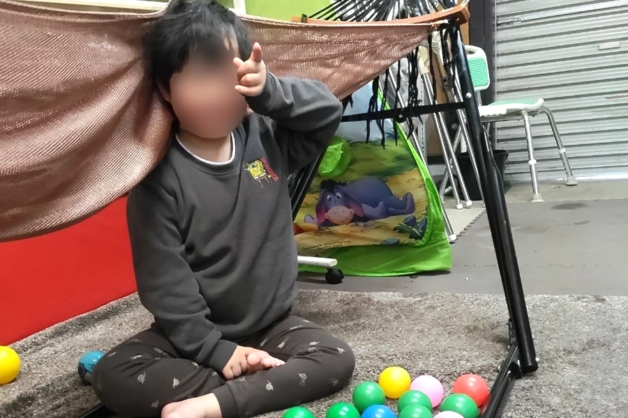 子供がカラーボールで遊んでいる様子