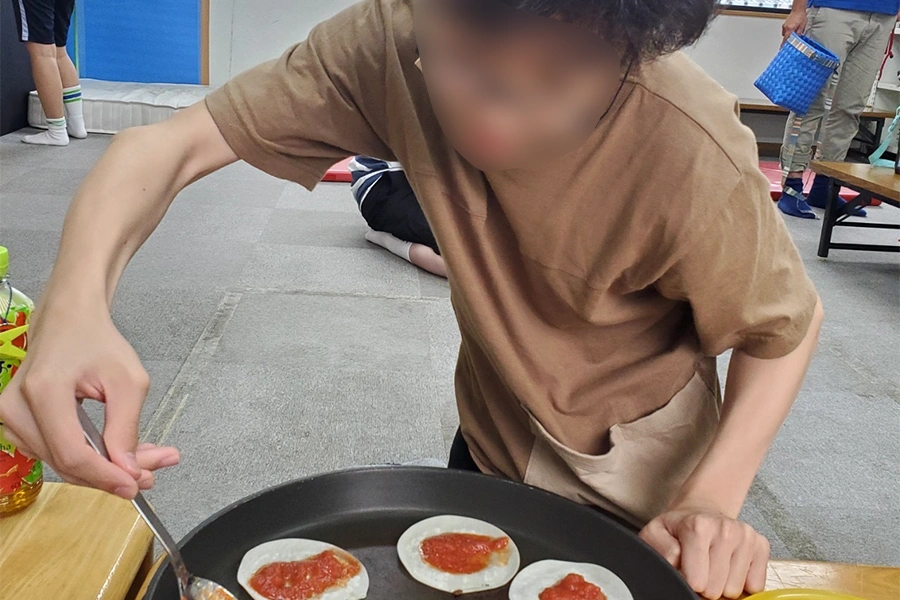 料理をしている様子