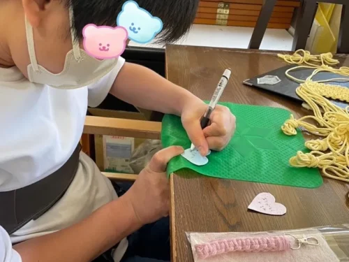 ラベルを書いている様子