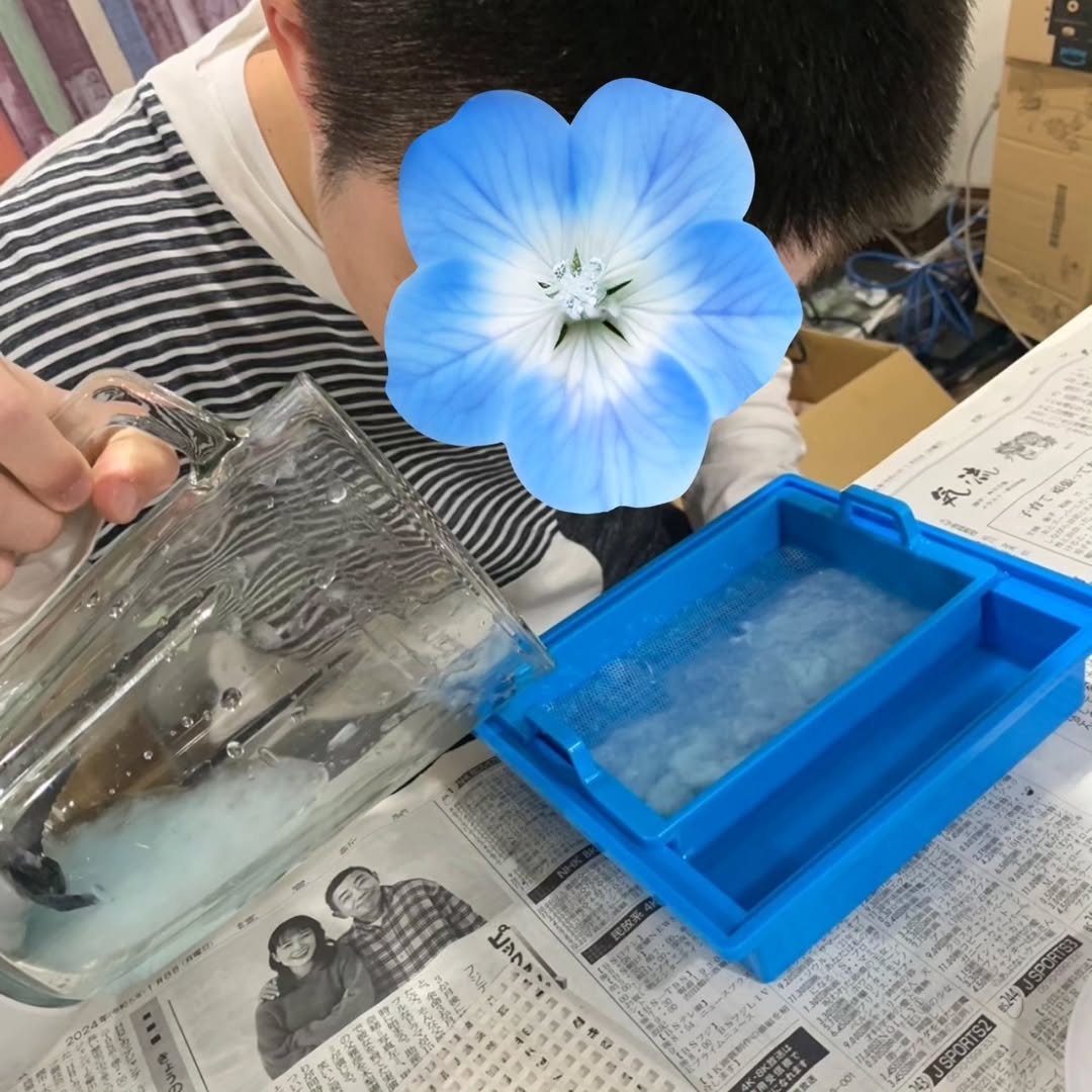 牛乳パックを水に浸してミキサーで攪拌する様子