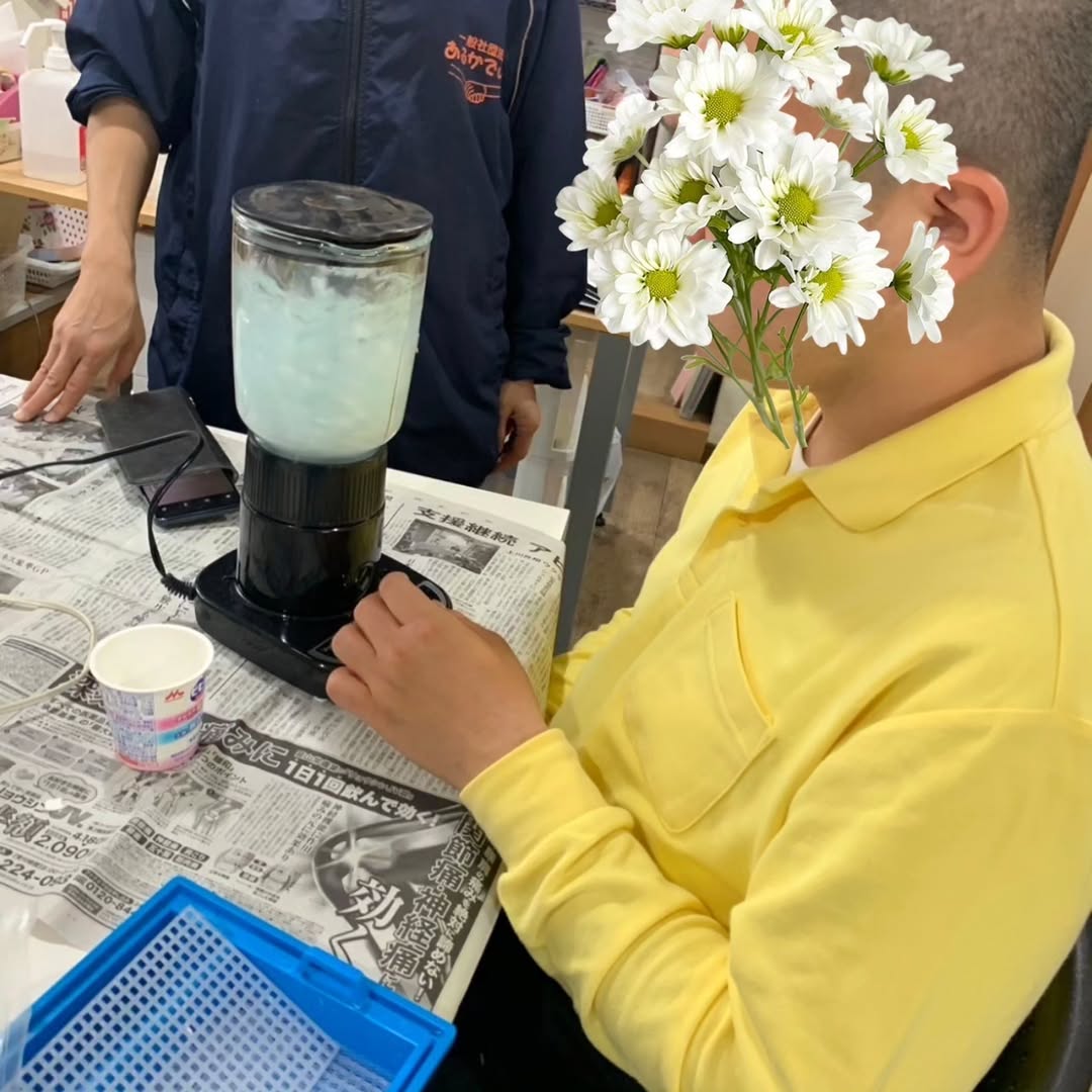 牛乳パックを水に浸してミキサーで攪拌する様子