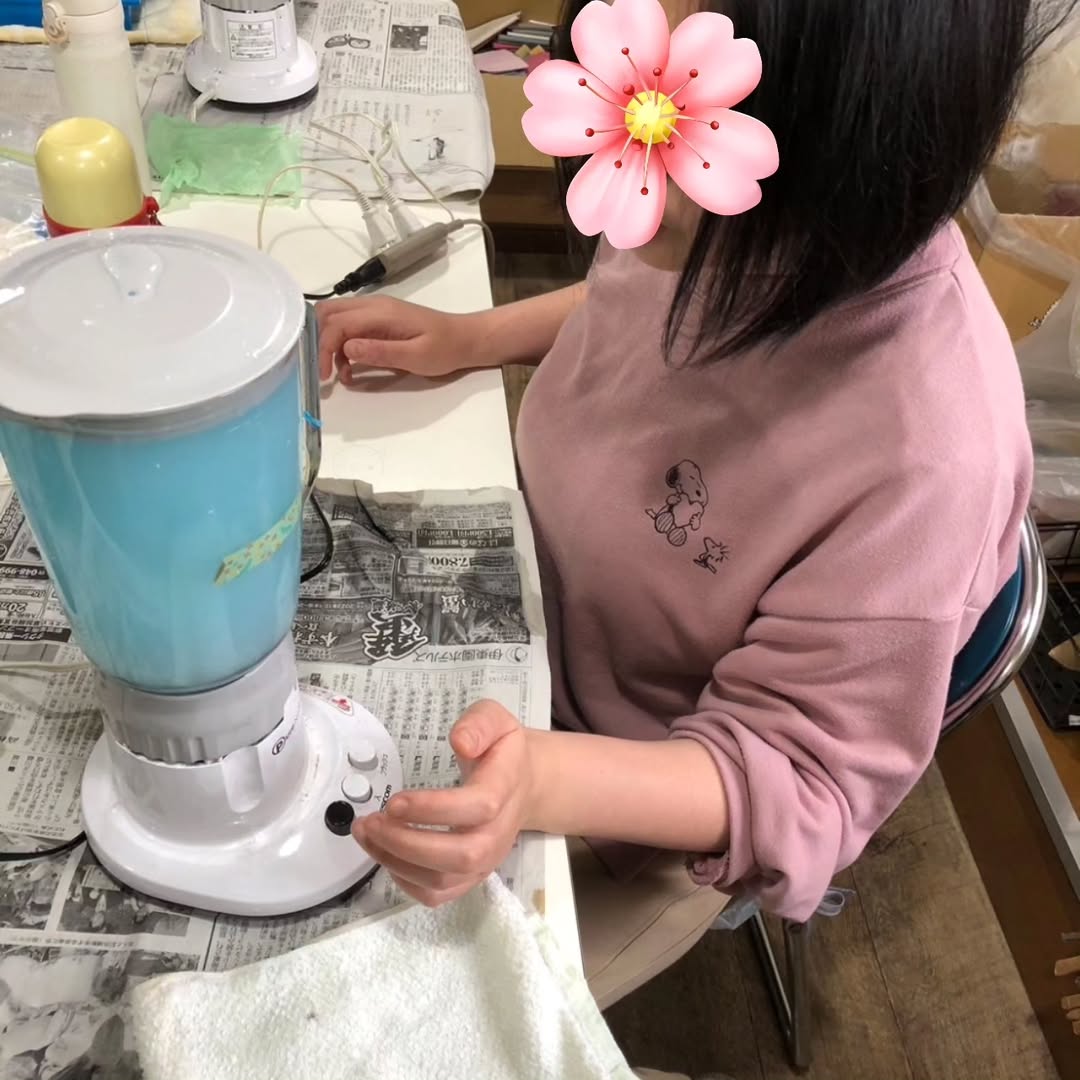 牛乳パックを水に浸してミキサーで攪拌する様子