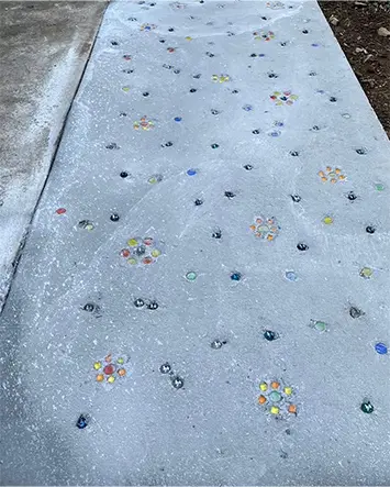 飾り付けられた入口の舗装