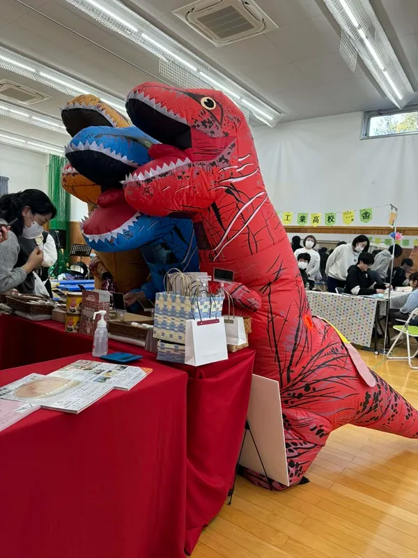 恐竜の着ぐるみ